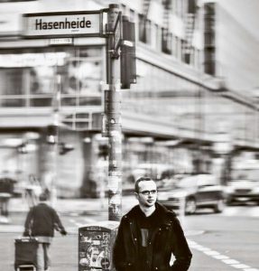 Unbequeme Haltung: Àrmin Langer   musste seine Ausbildung unterbrechen                    