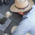 Gunter Demnig beim Verlegen von Stolpersteinen. Archivbild: IMAGO
