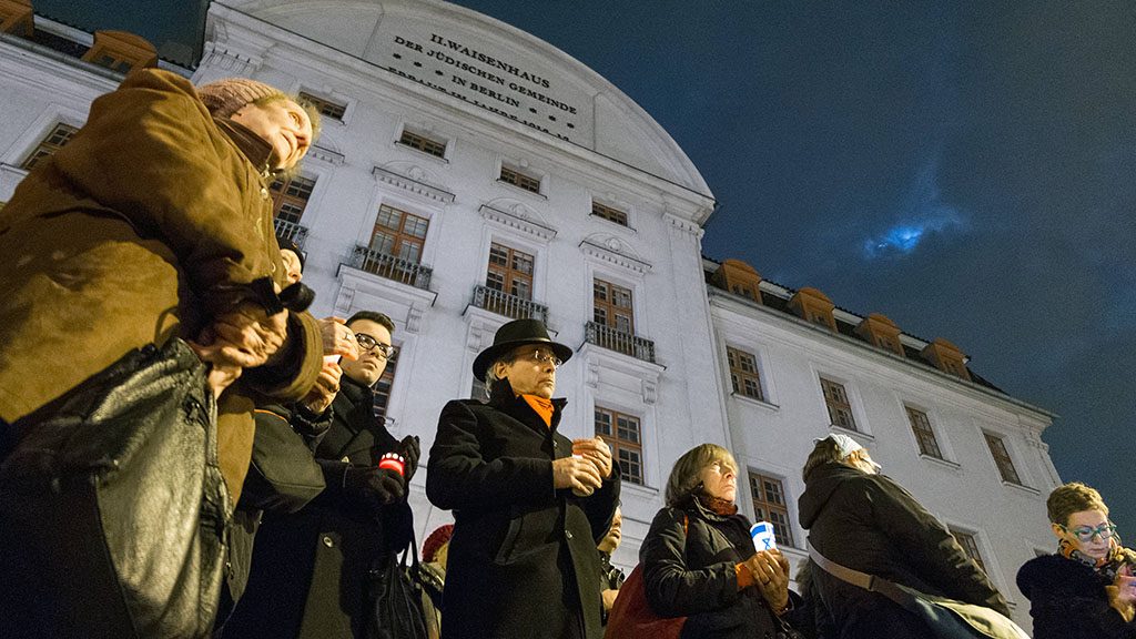 Pankower Lichterkette gegen das Vergessen