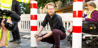 Durchfahrtssperren: Florian Schmidt setzt einen Poller auf der Wrangelstraße.