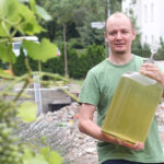 Winzer Robert Frischbier mit dem neuen Jahrgang