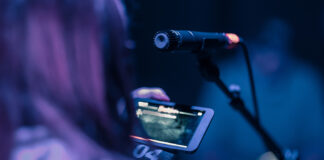 Theaterstück mit Smartphone im Grips