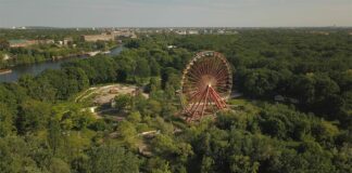 Blick auf den Spreepark Berlin Plänterwald Riesenrad Rummel DDR Freizeit *** View of the Spree