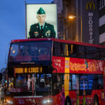 Der ehemalige Grenzübergang Checkpoint Charlie am Abend