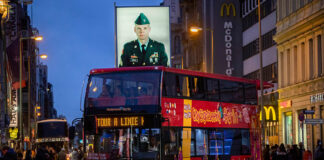 Der ehemalige Grenzübergang Checkpoint Charlie am Abend
