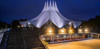 Das Tempodrom bei Nacht