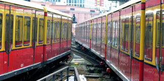 Zwei S-Bahnen begegnen sich