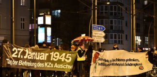 Eine Menschenkette erinnert an die Befreiung des KZ Auschwitz