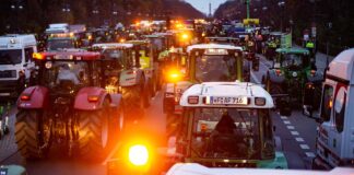raktorensternfahrt gegen Agrarpolitik, Bauerndemonstration gegen Agrarpolitik des Bundes. Übersicht der Traktoren vor