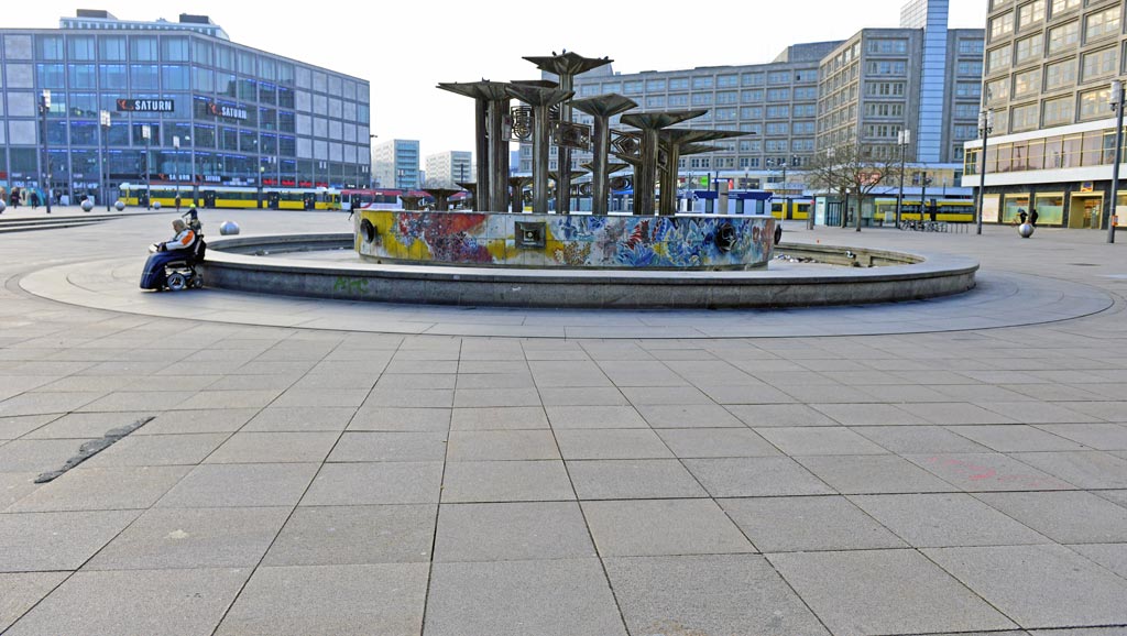 Der Überfall ereignete sich in einer Bankfiliale am Alexanderplatz. Bild: Stefan Bartylla