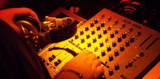 DJs spielen ihre Sets vor leerem Raum für United We Stream