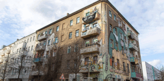 Die Liebig 34 ist ein anarchistiches und queer-feministisches Hausprojekt ohne cis-Männer direkt am Dorfplatz in Friedrichshain.