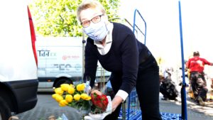 Sabine Werth, Vorsitzende des Berliner Tafel e. V. sortiert auch die Blumen für die Spendertüten