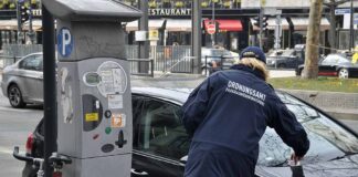 Ordnungsamt und Parksünder, Ordnungsamt, Frau, Parkraumüberwachung, Parkautomat, Auto, Parksünder, Knöllchen, Bußgeldbe