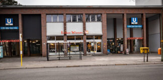 Berlin Zehlendorf, Ladenstraße am U-Bahnhof Onkel Toms Hütte Berlin Zehlendorf *** Berlin Zehlendorf Ladenstraße at the U Station Uncle Toms Hütte Berlin Zehlendorf