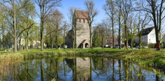 Dorfkirche Dorfteich Dorfanger Alt Marienfelde Tempelhof Schöneberg Berlin Deutschland *** vil