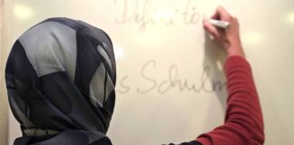 Lehrerin mit Kopftuch in einer deutschen Schule