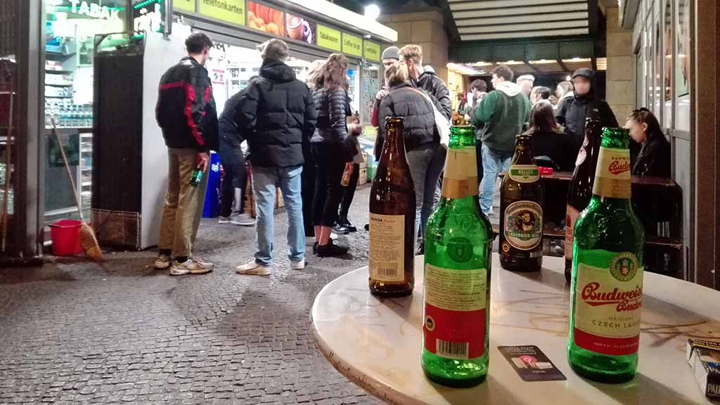 06.10.2020, Berlin - Deutschland. Eine Gruppe junger Leute feiert ausgelassen, die Getränke dazu kommen vom Späti. *** 0