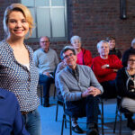 Annette Frier mit Chorleiter