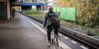 Radfahrer-am-Bahnsteig-in-Berlin