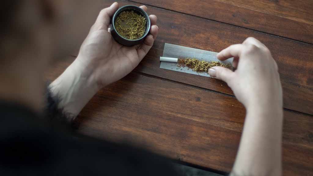 Eine Frau baut mit Marihuana einen Joint (Tuete), Berlin, 20.11.2020 Berlin Deutschland *** A woman builds a joint bag w Cannabis Legalisierung