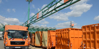Lkw auf einem Recyclinghof,