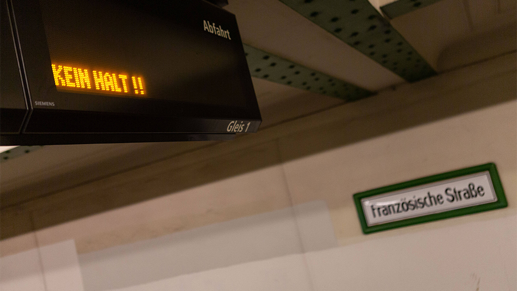 Letzter halt einer U-Bahn am U-Bahnhof Französische Straße, Durch die Eröffnung der neuen U-Bahnhöfe Unter den Linden, R