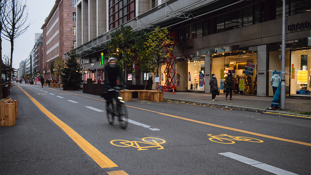 Fahrradfahrer auf dem Radweg in der Friedrichstrasse in Berlin Mitte. Foto: bildgehege Radweg Friedrichstrasse *** Cycli