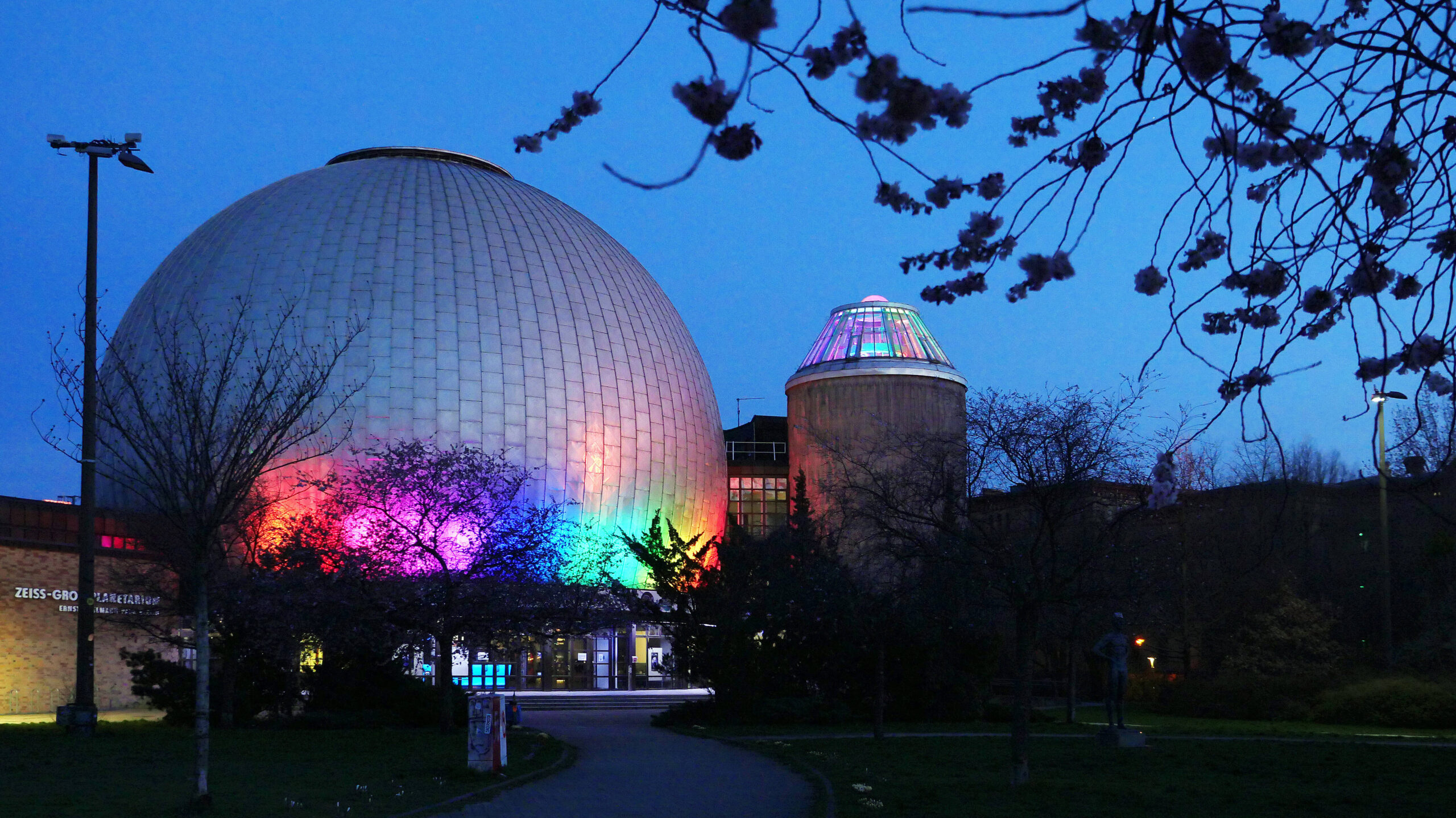 15.03.2020, Berlin - Deutschland. Zeiss Großplanetarium im Prenzlauer Berg, schön beleuchtet am Abend. *** 15 03 2020, B Science Slam Großplanetarium Zeiss