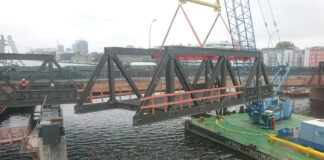Die Behelfsbrücken an der Elsenbrücke werden montiert.