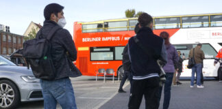Impfbus Berlin, 01.10.2021 - Warteschlange am Berliner Impfbus am Dong Xuan Center im Berliner Stadtteil Lichtenberg. Di