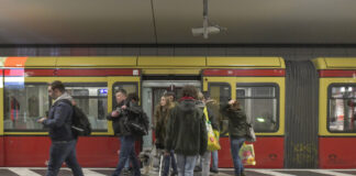 S-Bahnhof Friedrichstraße S-1, Mitte, Berlin, Die S1 fuhr schon in den vergangenen Tagen wieder durch den Bahnhof Friedrichstraße