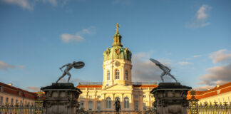 Das Schloss Charlottenburg ist ein Baudenkmal am Spandauer Damm 10 22 im Berliner Ortsteil Charlottenburg. Es diente vo