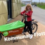 Marzahn-Hellersdorfs Stadträtin Juia Witt auf einem der kostenlos ausleibaren Lastenrädern.