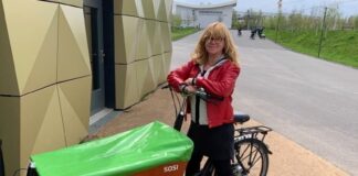 Marzahn-Hellersdorfs Stadträtin Juia Witt auf einem der kostenlos ausleibaren Lastenrädern.