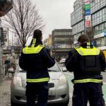 Mitarbeiter des Ordnungsamts im Einsatz in der Schloßstraße.