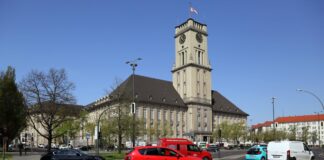 20.04.2018, Berlin, GER - Rathaus Schoeneberg. (20. Jahrhundert, Alltag, Amtsgebaeude, Architektur, aussen, Aussenansicht, Aussenaufnahme, Autos, Bau, Baugeschichte, Baukunst, Baustil, Bauwerk, Behoerde, Berlin, Bezirksverwaltung, deutsch, Deutschland, Europa, europaeisch, Fassade, Fruehjahr, Fruehling, Gebaeude, Gesellschaft, historistisch, Jahreszeit, John-F.-Kennedy-Platz, Kraftfahrzeuge, Martin-Luther-Strasse, oeffentliches Gebaeude, PKW, Politik, QF, Querformat, Rathaus, Rathaus Schoeneberg, Rathausturm, Regierungsgebaeude, Schoeneberg, Sehenswuerdigkeit, Stadt, Stadtansicht, Stadtbild, Stadtlandschaft, Stadtleben, Stadtverkehr, Strasse, Strassenszene, Strassenverkehr, Tempelhof-Schoeneberg, Turm, Verkehr, Verwaltung, Verwaltungsgebaeude, Wahrzeichen, Westeuropa, Wirtschaft) 180420D884BERLIN.JPG *** 20 04 2018 Berlin GER Schoeneberg