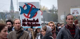 Protest gegen die Pläne des Unternehmens Coral World, ein Riesenaquarium an der Rummelsburger Bucht zu bauen.