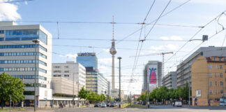 Straßenkreuzung Mollstraße - Karl Liebknecht Straße - Torstraße in Berlin-Mitte 20.05.2020, Berlin, GER - Straßenkreuzun