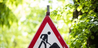 Feature Verkehr Ein Baustellenschild verweist auf eine Baustelle. Foto: Kirchner-Media/Wedel Schweicheln Nordrhein-Westf