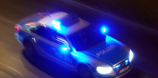 12.01.2022, Berlin, GER - Polizeiauto bei Nacht auf Einsatzfahrt. (Alltag, Aufsicht, aussen, Aussenaufnahme, Auto, Berli