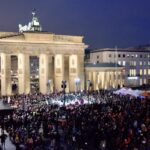 Eine tanzende Demo vor dem Brandenburger Tor in Berlin.