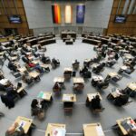 Im Abgeordnetenhaus Berlin wird heute über die Klimaaktivisten auf der A100 debattiert.