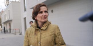 "Wir heißen die Menschen, die vor dem schrecklichen Kireg fliehen müssen, herzliche willkommen", sagt Sozialsenatorin Katja Kipping. Bild: Jörg Carstensen/dpa
