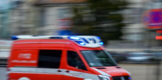 Am Mittwochabend ist eine Fußgängerin in Steglitz-Zehlendorf von einem LKW angefahren wurden und erlitt schwere Verletzungen.