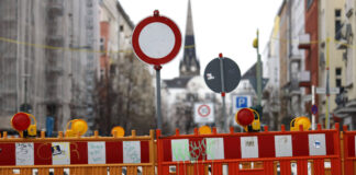 EIne Absperrung im Straßenverkehr mit Absperrzaun und dem Verkehrszeichen / Vorschriftzeichen Verbot für Fahrzeuge aller Art sperrt die Straße für Bauarbeiten. IMAGO/Future Image Symbolbild, Themenbild Berlin, 10.04.2021 *** EIne barrier in the road traffic with barrier fence and the traffic sign regulation sign prohibition for vehicles of all kinds closes the road for construction work symbol picture, theme picture Berlin, 10 04 2021 Foto:xC.xHardtx/xFuturexImage