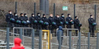 Polizeieinsatz bei einem Regionalliga-Fußballspiel im Poststadion.