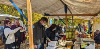 Spezialstand mit historischer Werbung auf dem FLohmarkt Friedrichshagen. Bild: oldthing