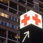 Eine hochschwangere Frau wurde an der Straßenblockade der Klimaaktivisten vorbei mit Blaulicht ins Krankenhaus gefahren.