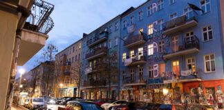 Die "Rigaer 94": Der Gebäudekomplex in Friedrichshain mit rund 30 Wohnungen gilt als eines der letzten Symbole der linksradikalen Szene und ist schon lange Zankapfel auch in der Politik. Bild: Carsten Koall, dpa